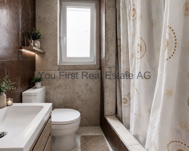 Elegantes Badezimmer mit bodengleicher Dusche und Fensterbelichtung