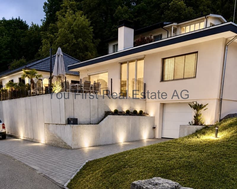 Moderne Architektur mit eleganter Fassade und durchdachtem Außenbereich