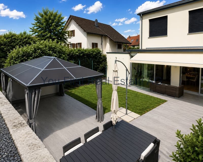 Outdoor-Wohnbereich mit überdachter Lounge und Rasenlandschaft