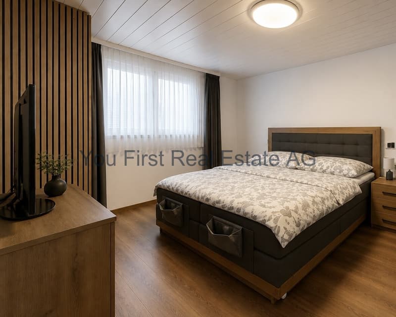 Helles Schlafzimmer mit raumhohen Fenstern und indirekter Deckenbeleuchtung