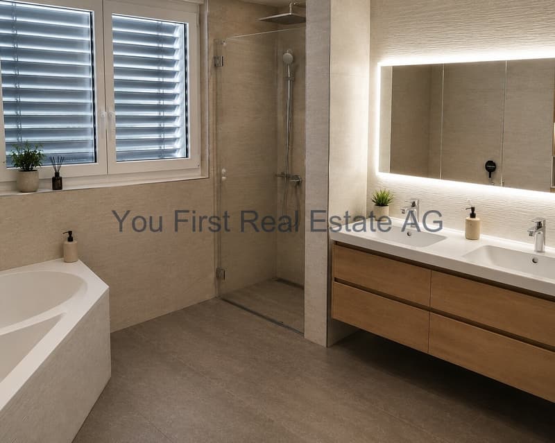 Modernes Badezimmer mit begehbarer Dusche und LED-Spiegelsystem