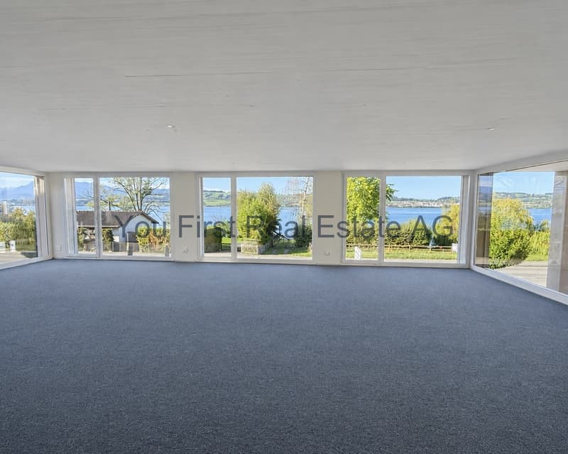 Helle Büroräulichkeiten mit Panoramafenstern und Seenblick