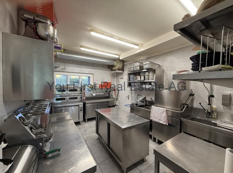 Professionelle Großküche mit vollständiger Gastronomieausstattung und optimaler Arbeitsflächengestaltung