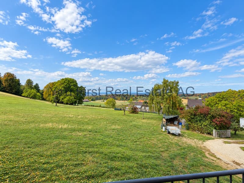 Weitläufiges Grundstück mit herrlichem Fernblick und etabliertem Baumbestand