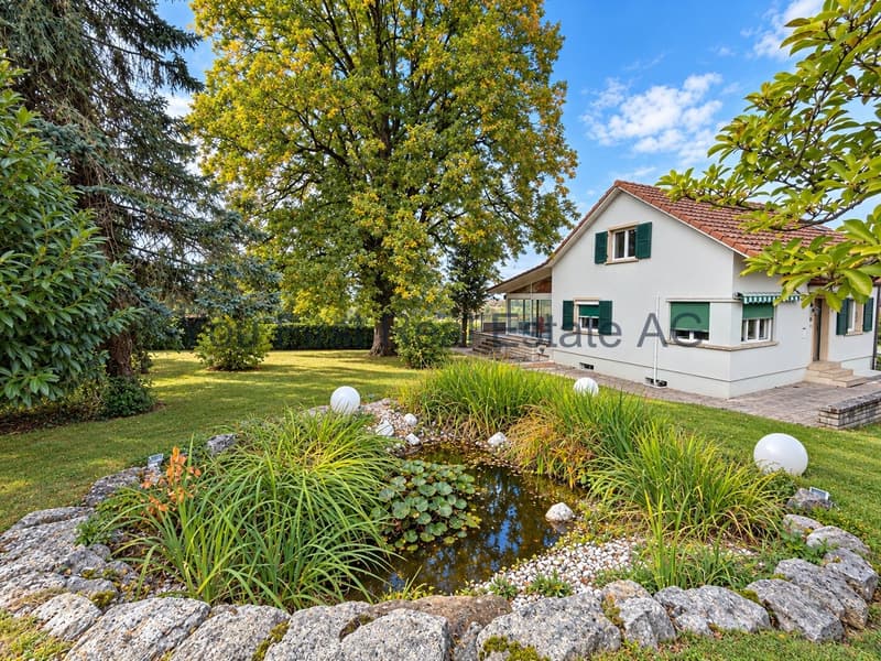 Idyllisches Anwesen mit Gartenteich und altem Baumbestand