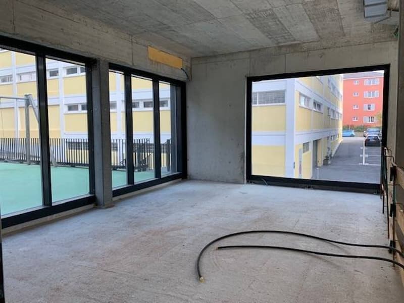 Espace unique et lumineux de 99 m2 sur 2 niveaux: idéal pour atelier, showroom, bureau ou plus ! (4)