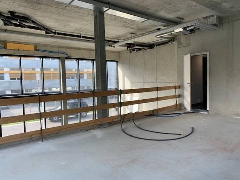 Espace unique et lumineux de 99 m2 sur 2 niveaux: idéal pour atelier, showroom, bureau ou plus ! (6)