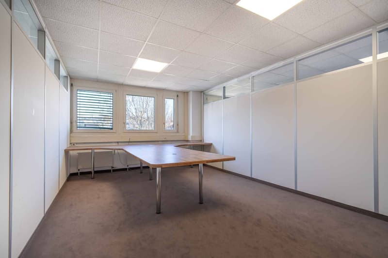 Locaux commerciaux dès 33 m² à prix attractifs  Accès rapide à l'autoroute (5)