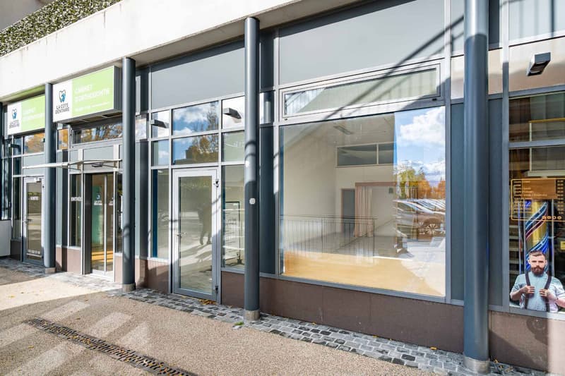 Un emplacement premium pour votre activité - Centre commercial de Saint-Prex (2)