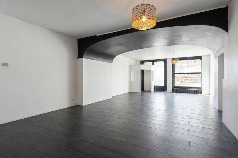 Laissez libre cours à vos projets dans cette surface avec de belles vitrines (2)