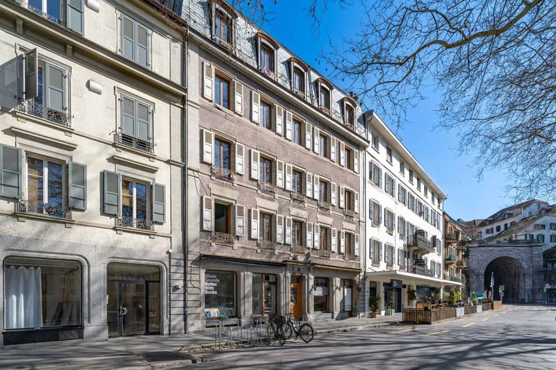 Laissez libre cours à vos projets dans cette surface avec de belles vitrines (1)