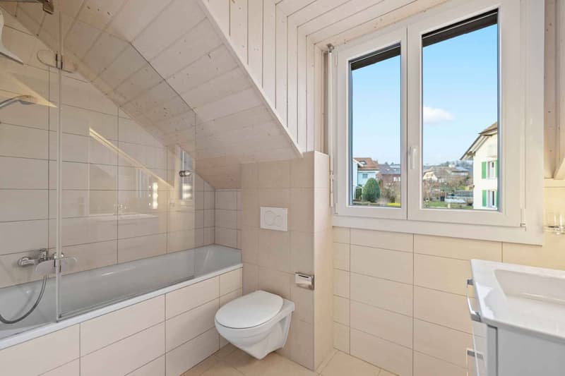 Villa mitoyenne de 5 pièces rénovée avec jardin  Yens (8)