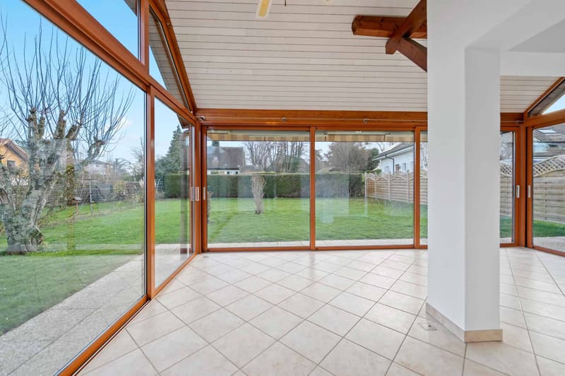 Villa mitoyenne de 5 pièces rénovée avec jardin  Yens (2)
