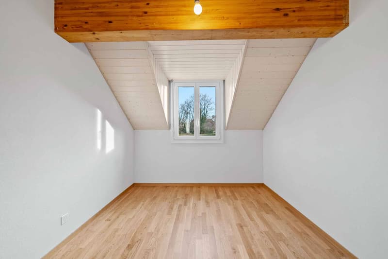 Villa mitoyenne de 5 pièces rénovée avec jardin  Yens (7)