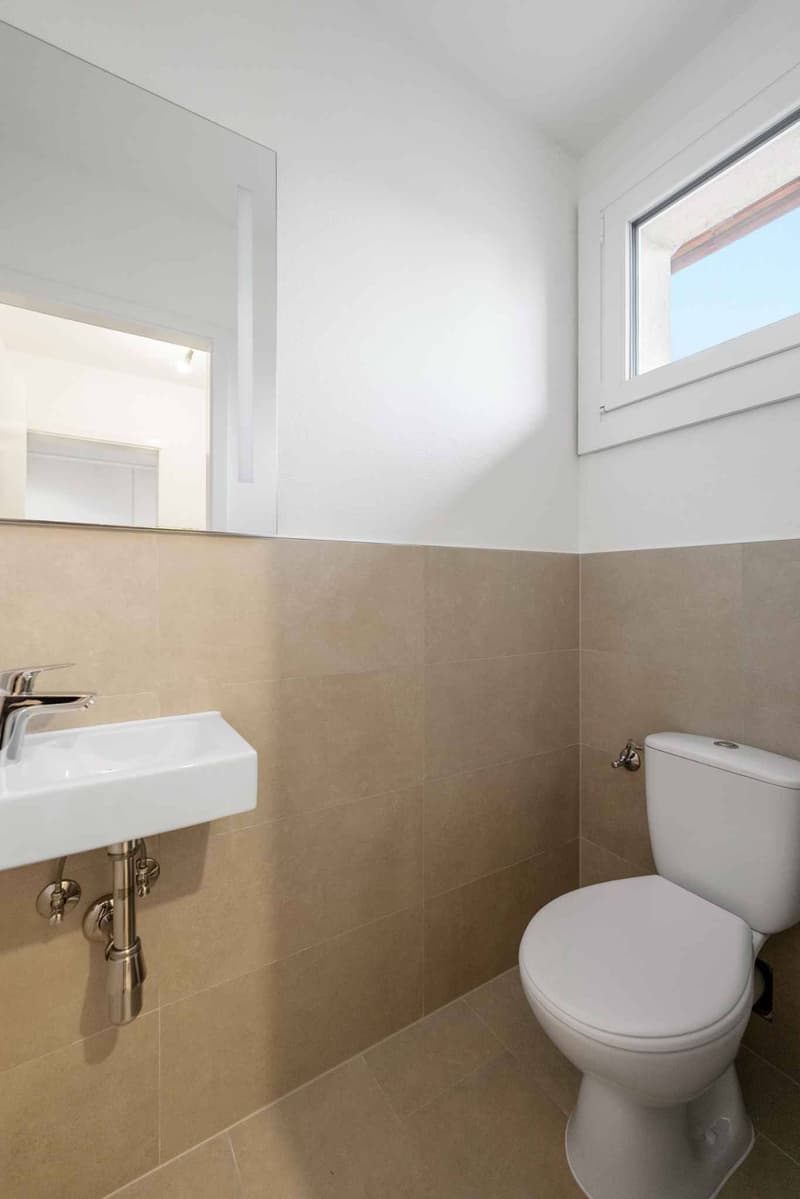 Villa mitoyenne de 5 pièces rénovée avec jardin  Yens (10)