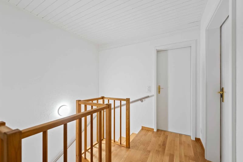 Villa mitoyenne de 5 pièces rénovée avec jardin  Yens (5)