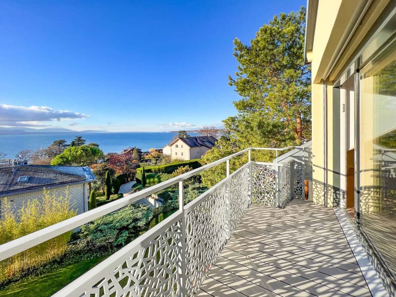 Villa baignée de lumière avec vue imprenable sur le lac (13)