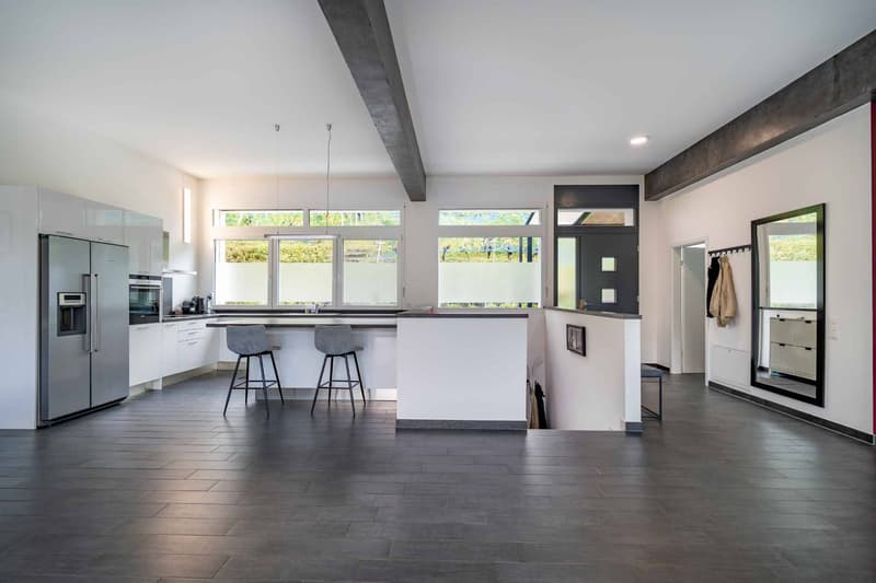 Villa moderne de 5.5 pièces avec 2 balcons, 2 terrasses et jardin (4)