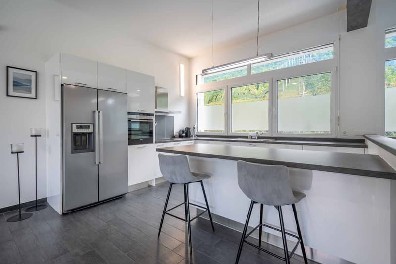 Bien moderne de 5.5 pièces avec 2 balcons, 2 terrasses et jardin (4)