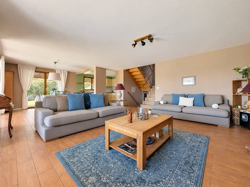 Villa familiale avec vaste jardin plat, vue sur les Alpes et environnement privilégié (2)