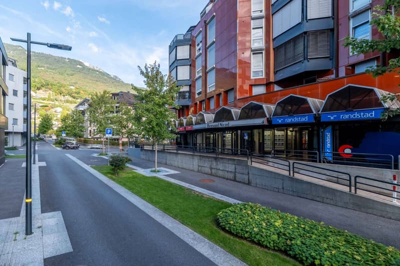 Local commercial avec dépôt et parking  - Plein centre-ville (9)