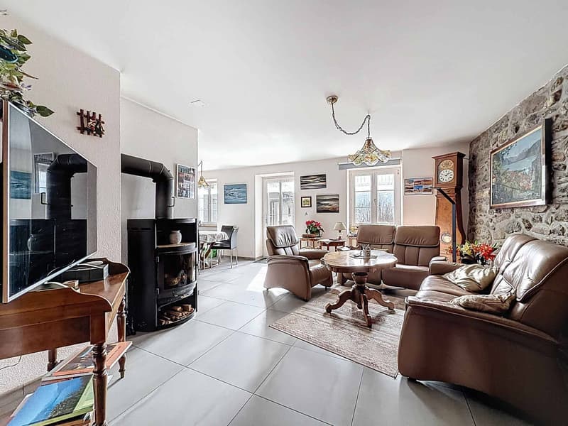 Rural rénové avec 3 appartements (3)
