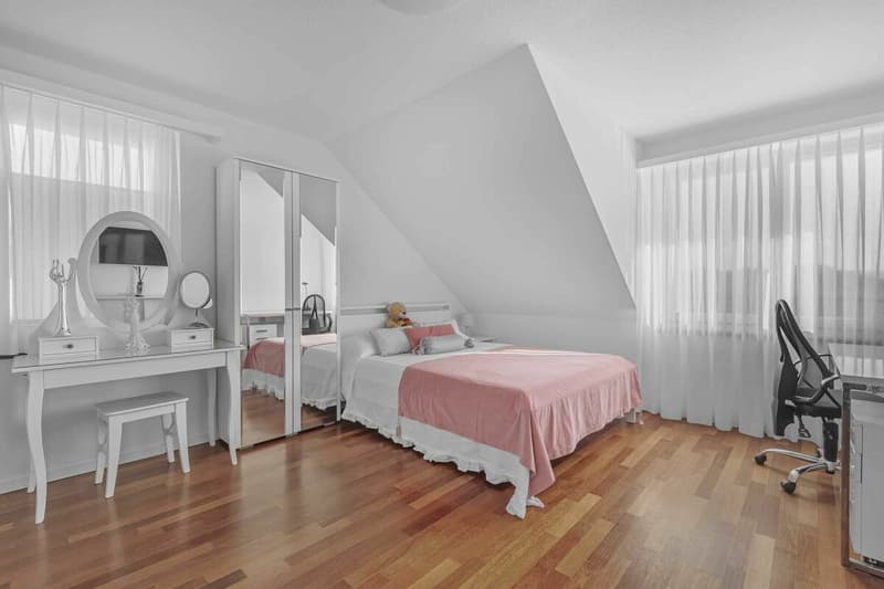Exklusive Landhausvilla mit grosszügigem Garten an sonniger Lage direkt an der Landwirtschaftszone (32)