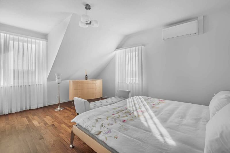 Exklusive Landhausvilla mit grosszügigem Garten an sonniger Lage direkt an der Landwirtschaftszone (29)