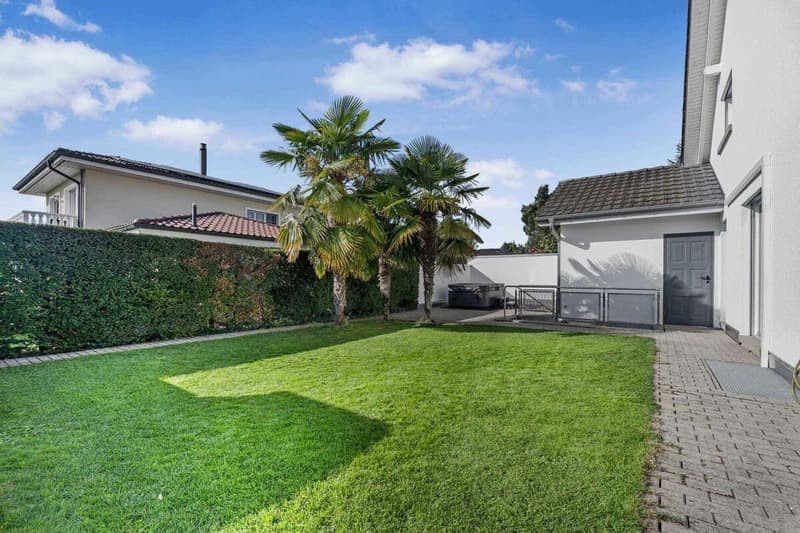 Exklusive Landhausvilla mit grosszügigem Garten an sonniger Lage direkt an der Landwirtschaftszone (17)