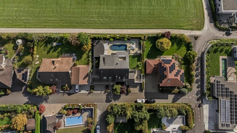Exklusive Landhausvilla mit grosszügigem Garten an sonniger Lage direkt an der Landwirtschaftszone (5)