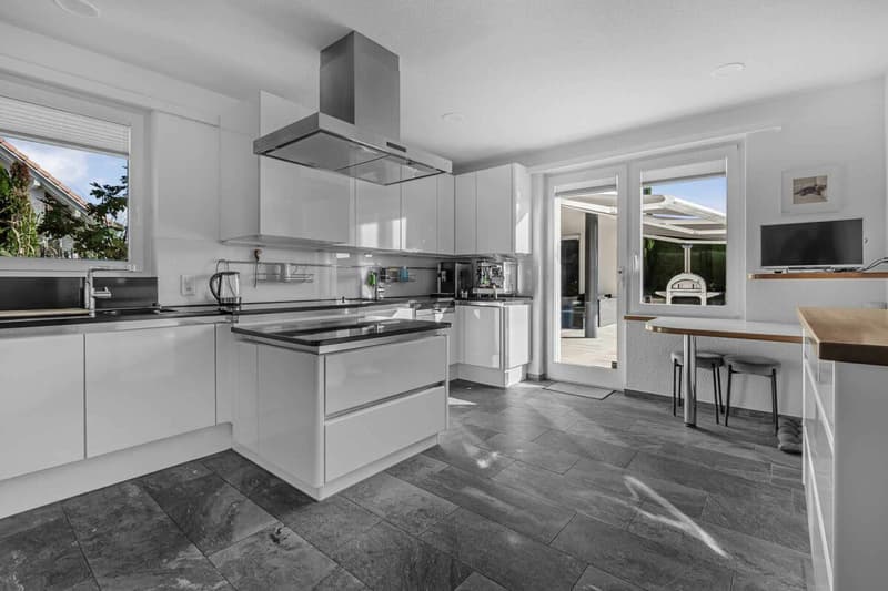 Exklusive Landhausvilla mit grosszügigem Garten an sonniger Lage direkt an der Landwirtschaftszone (24)