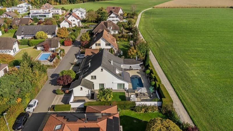 Exklusive Landhausvilla mit grosszügigem Garten an sonniger Lage direkt an der Landwirtschaftszone (8)