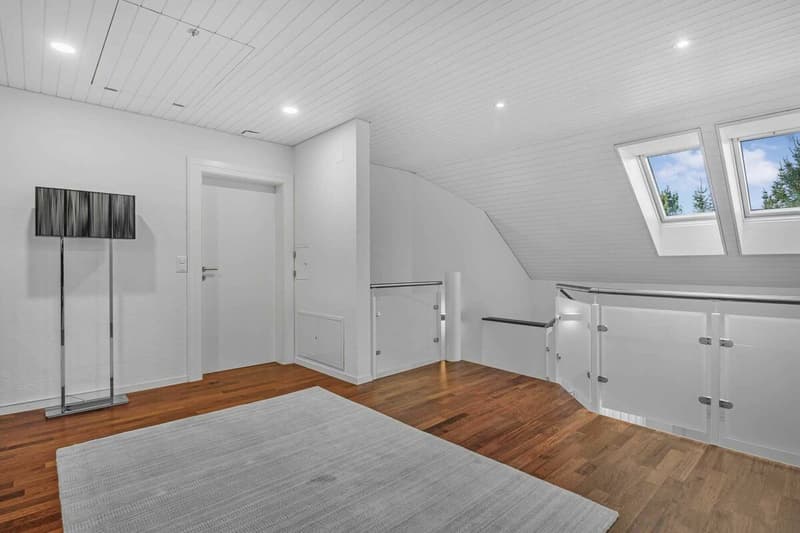 Exklusive Landhausvilla mit grosszügigem Garten an sonniger Lage direkt an der Landwirtschaftszone (33)
