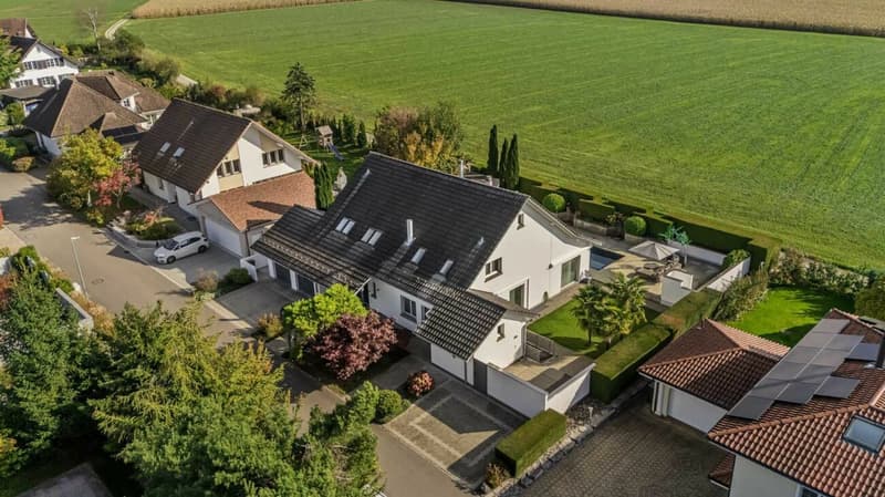 Exklusive Landhausvilla mit grosszügigem Garten an sonniger Lage direkt an der Landwirtschaftszone (9)
