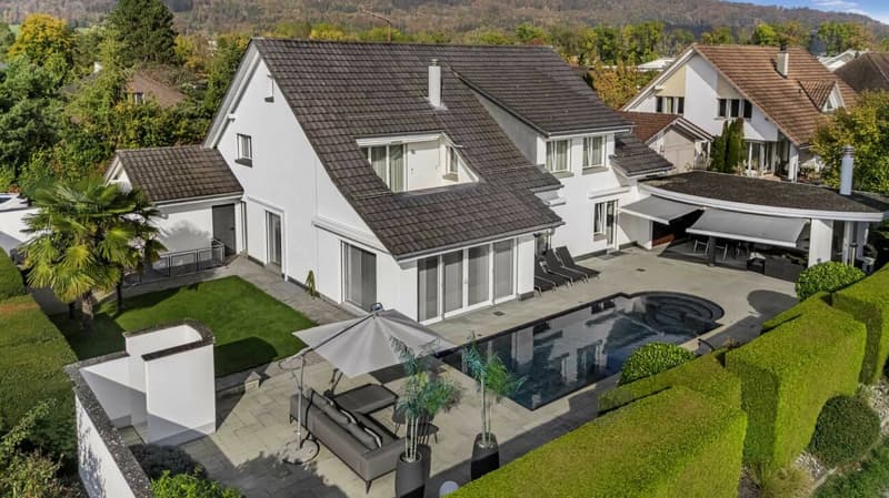 Exklusive Landhausvilla mit grosszügigem Garten an sonniger Lage direkt an der Landwirtschaftszone (2)