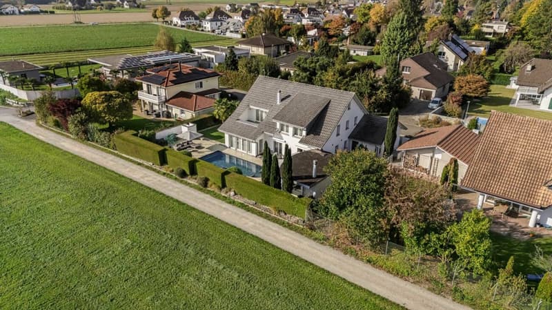 Exklusive Landhausvilla mit grosszügigem Garten an sonniger Lage direkt an der Landwirtschaftszone (6)