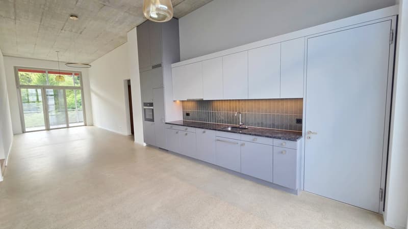 Blick zu Küche und Wohnzimmer