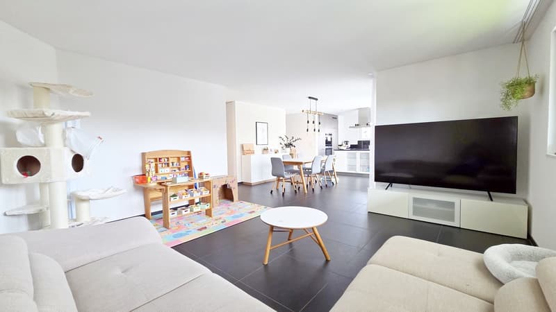 Wohnzimmer mit Sicht zum Essen und Kochinsel
