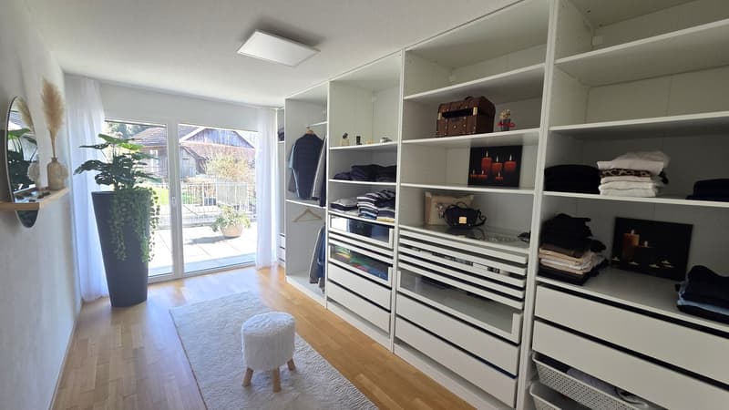 Neuwertige, riesige 5 ½-Zimmer-Terrassenwohnung mit schönstem Talblick auf der Sonnenseite (8)