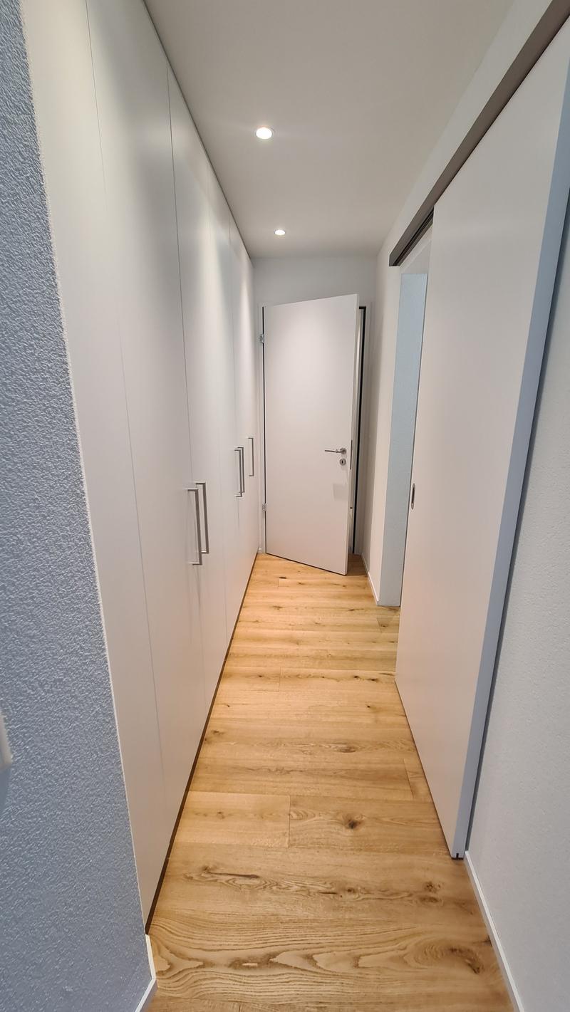Korridor Schlafzimmer mit vielen Einbauschränken