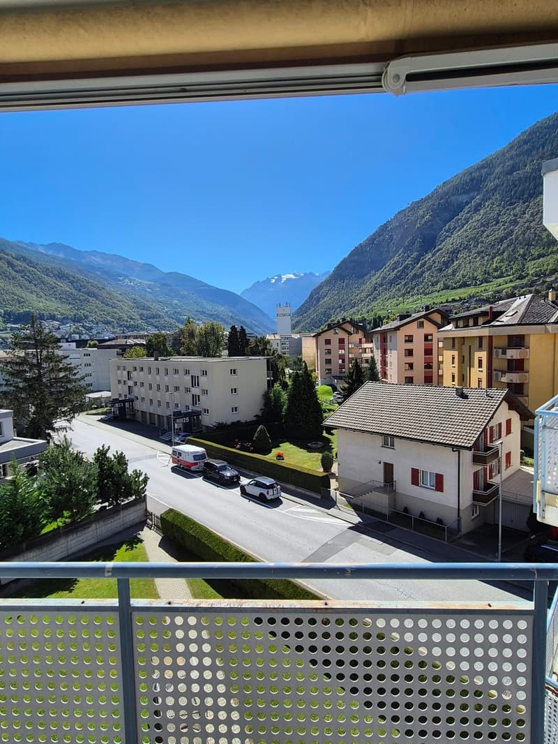Helle 3-Zimmer-Wohnung mit Balkon und schöner Aussicht in Visp (1)