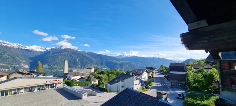 House in a village with a view of the mountains.