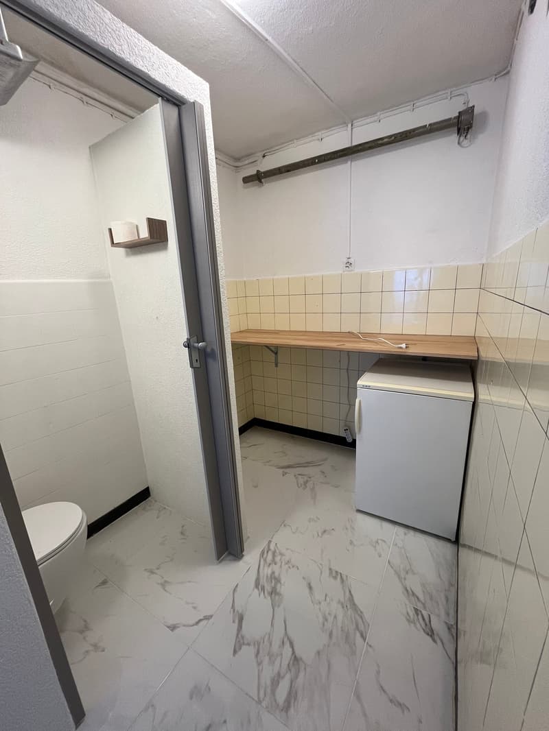 Spazio commerciale moderno nella piazza del villaggio a Glis (4)
