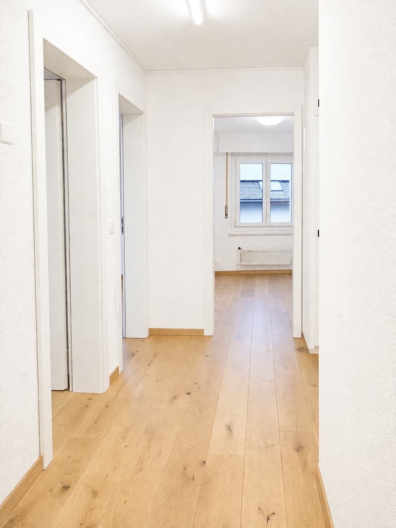Frisch renovierte 4.5-Zimmer-Terrassenwohnung mit drei Balkonen in Susten (4)