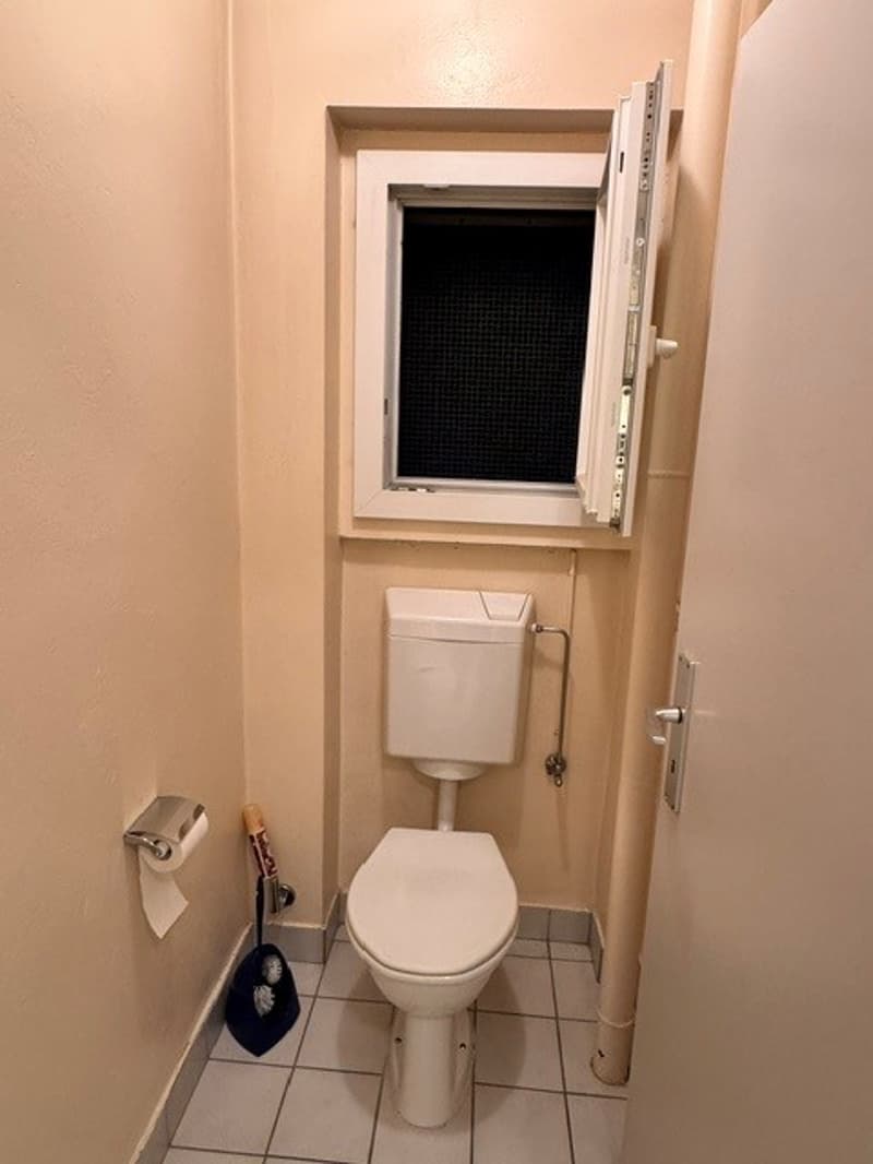 Bureau de 2 pièces de 60m2 environ au 2ème étage gauche comprenant deux pièces, une cuisine équipée, une salle de douches/WC, un WC séparé et un balcon. Possibilité d'avoir une place de parc extérieure. (4)