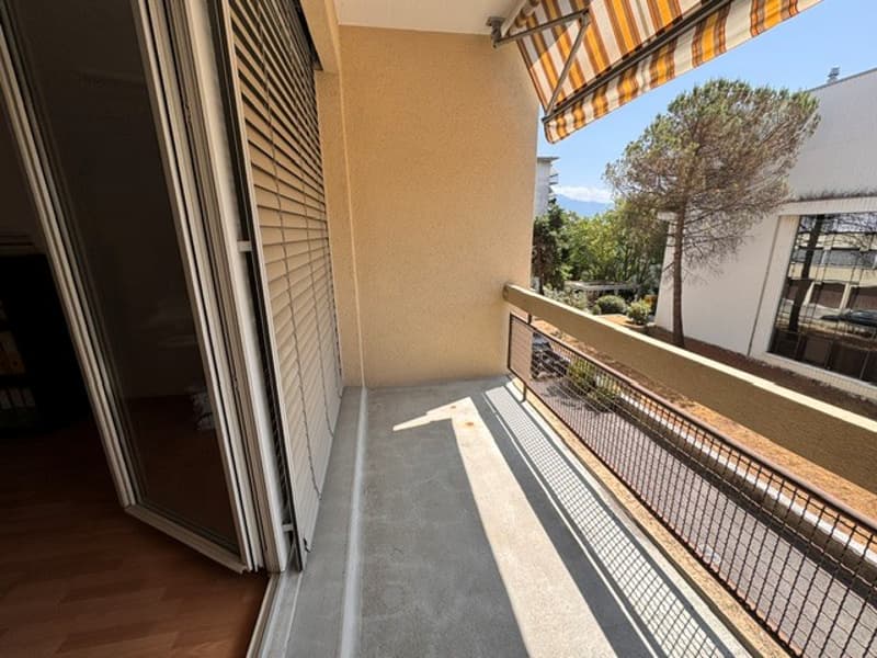 Bureau de 2 pièces de 60m2 environ au 2ème étage gauche comprenant deux pièces, une cuisine équipée, une salle de douches/WC, un WC séparé et un balcon. Possibilité d'avoir une place de parc extérieure. (5)
