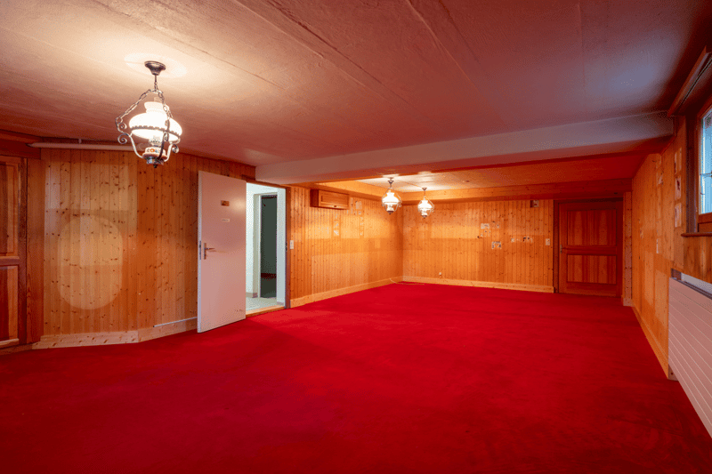 empty room, wooden walls, red carpet, 3 lamps, 2 doors