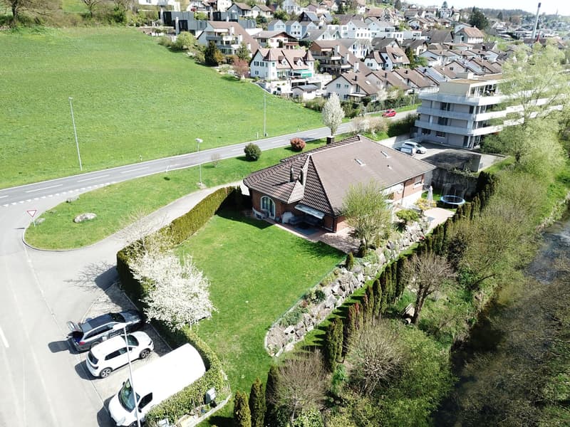 Grossflächiges und bemerkenswertes Einfamilienhaus (2)