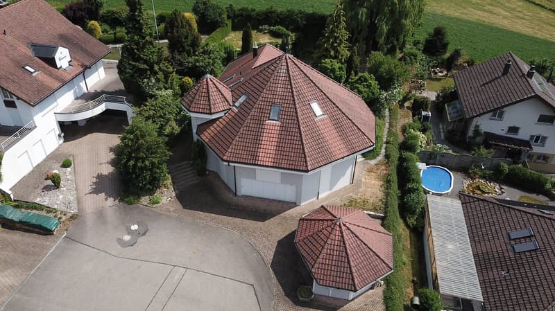 Landhausvilla mit einzigartiger Architektur und Ausbaupotenzial (2)