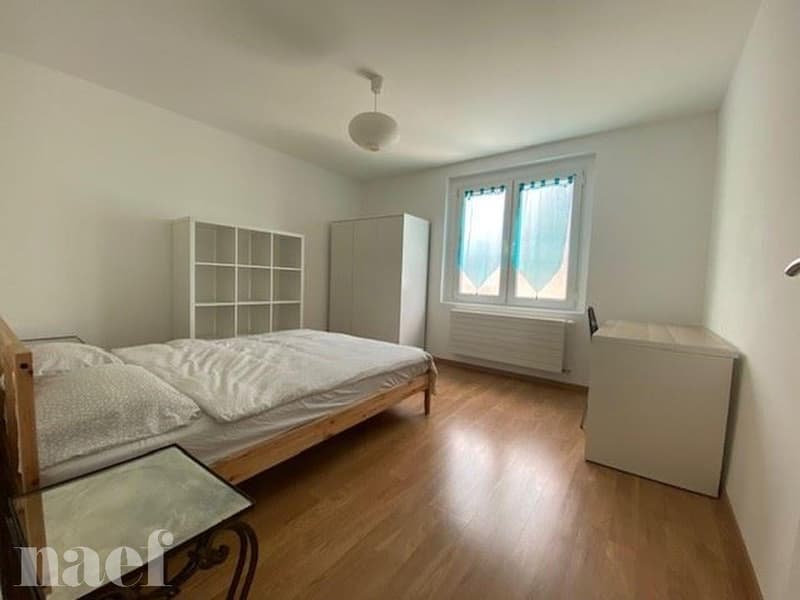 Chambre meublée (2)